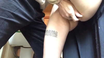 Squirt skolas vannas istabā, īsts putojošs orgasms - mans skolotājs darīja visu iespējamo.